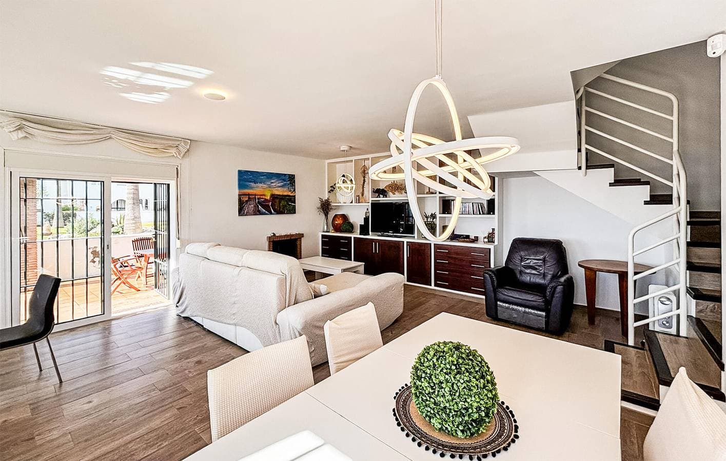 Foto 7 von 25: Gemütliche 200 m² große Ferienwohnung mit Pool, Terrasse und Zugang zum Strand