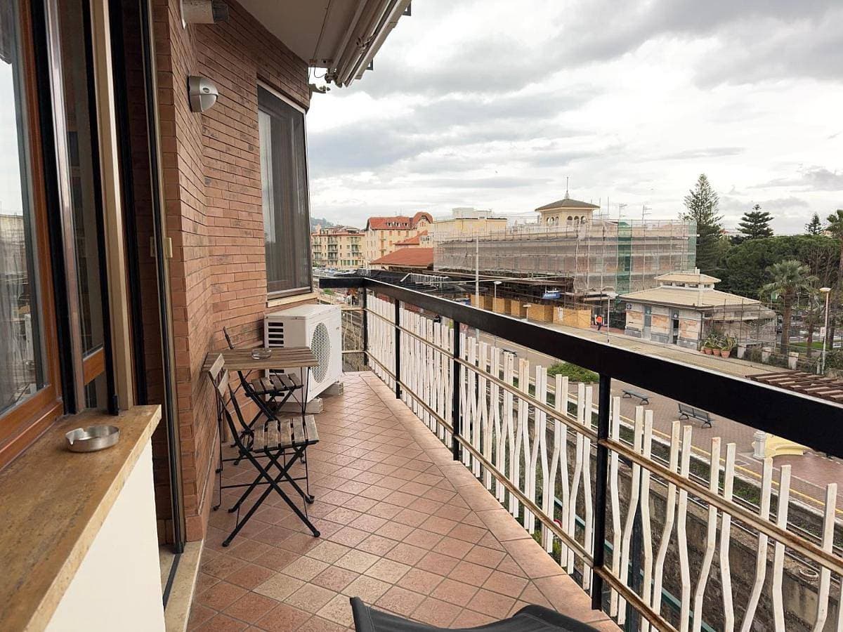 Foto 5 von 24: One-Bedroom Apartment with Balcony and City View