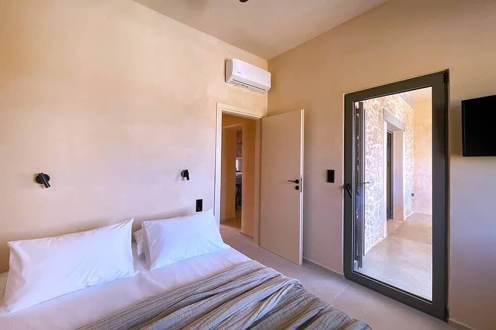 Foto 2 von 30: Kaliva Residence, Luxe sea front villa-heated pool