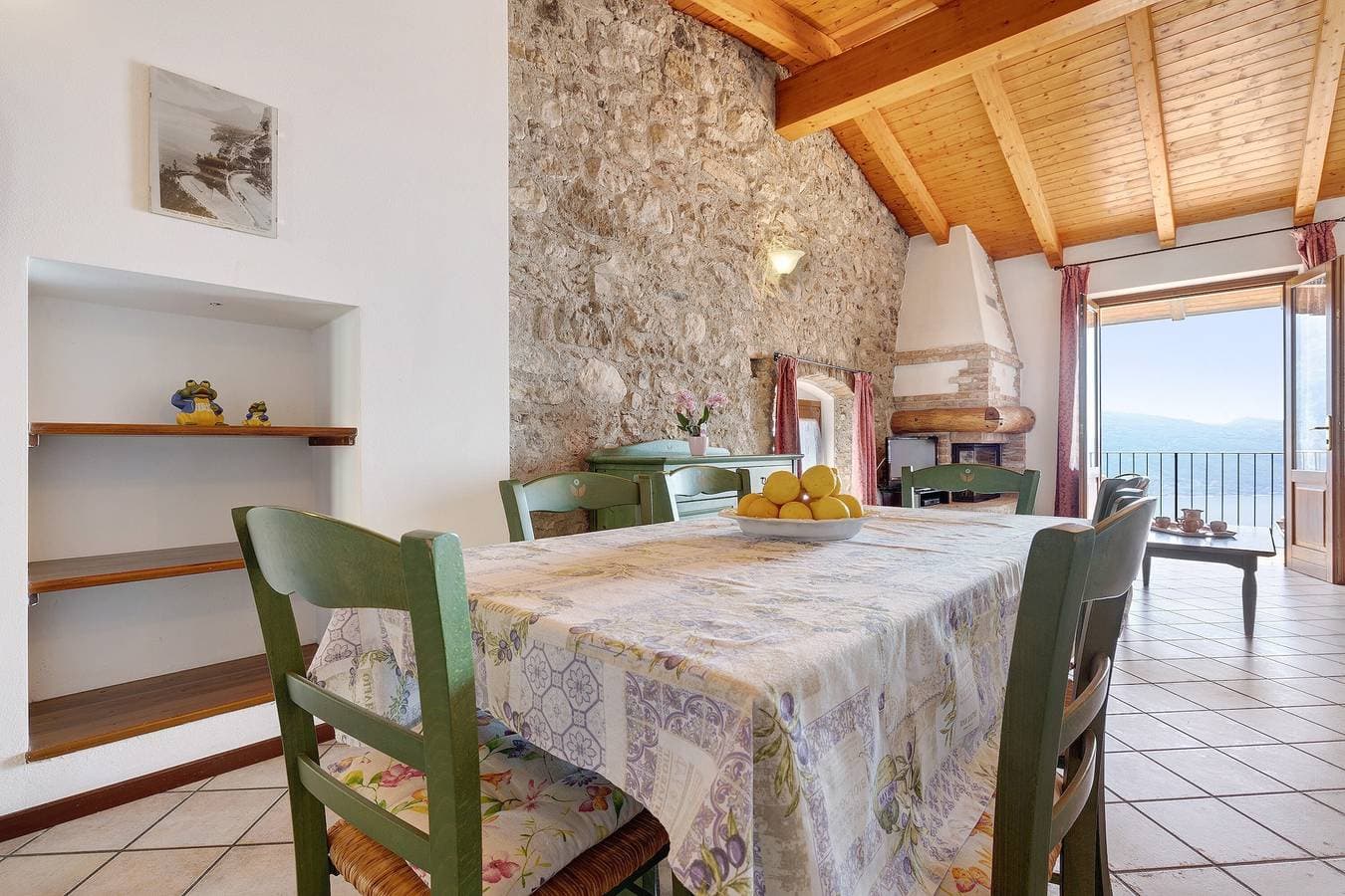 Foto 2 von 39: Ferienwohnung 'Rustico Spagnol 4' mit Seeblick, Pool und WLAN