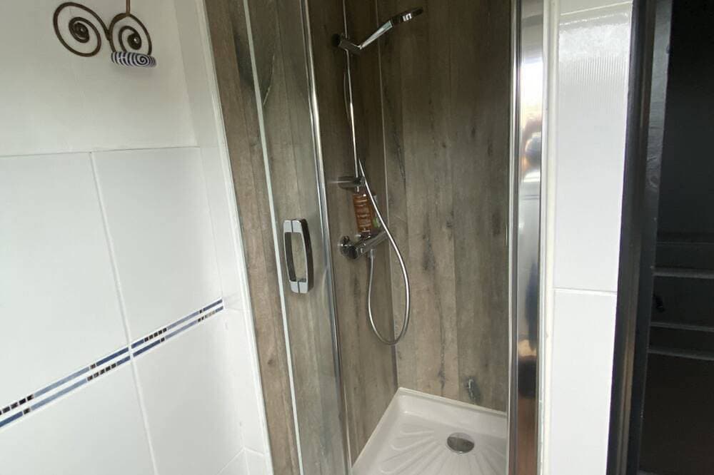 Foto 5 von 6: Chambre \"Au Grand Large\" lit de 180 Wc et Sdb 2 Petits Déjeuners Kitchenette