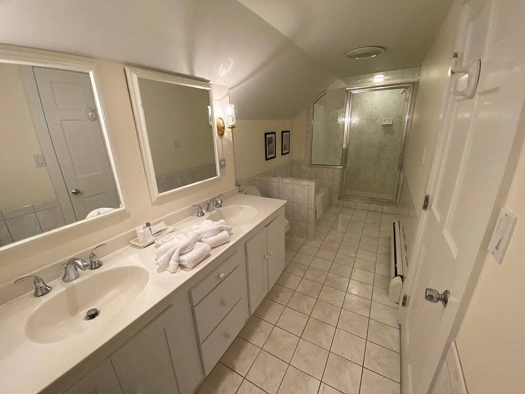 Foto 7 von 19: Deluxe King, Wohnzimmer mit Schlafsofa & Kamin