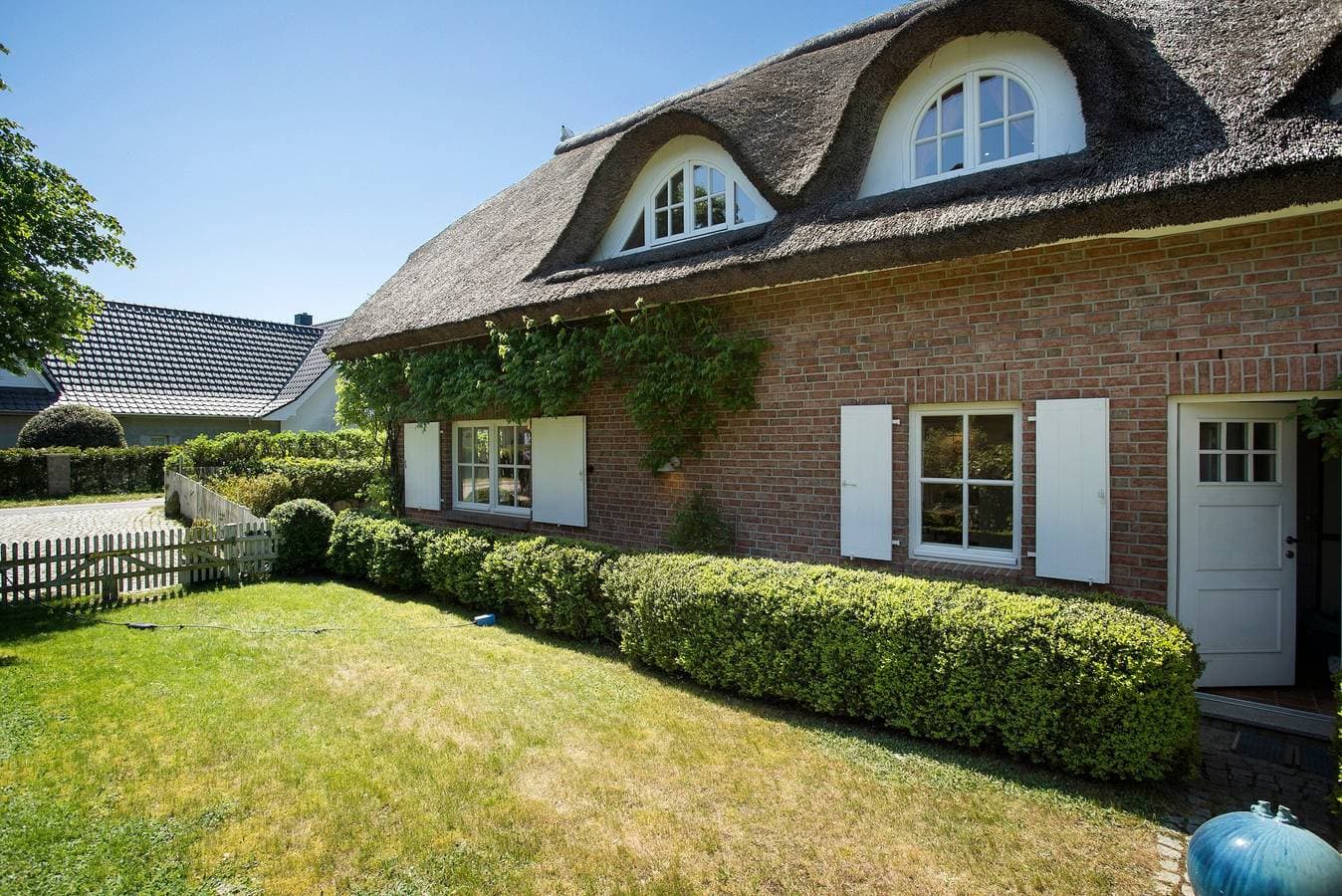Foto 3 von 29: Ferienhaus "5 Sterne Reetdachhaus Wildröschen" mit privaten Terrassen, Garten und WLAN