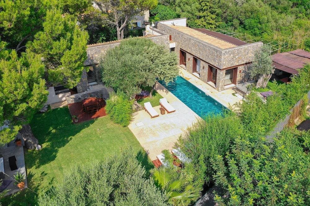 Foto 11 von 30: Atemberaubende moderne Design-Villa am Berg in einzigartiger Lage, Terrassen und Pool