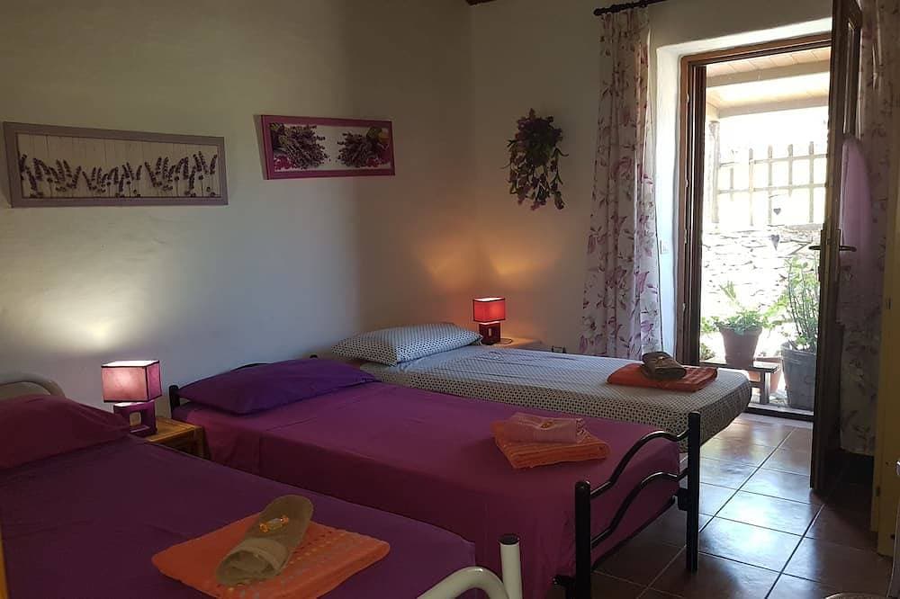 Foto 2 von 30: Eighteenth-century villa with pool sleeps seven