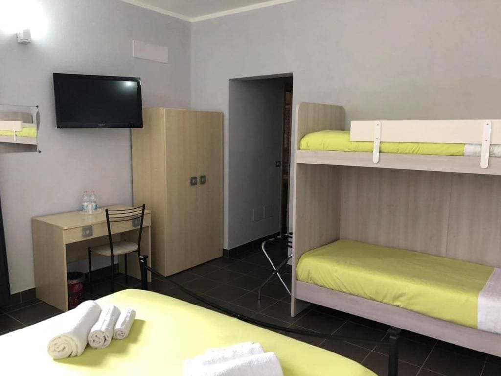 Foto 3 von 7: Quadruple Room with Private Bathroom
