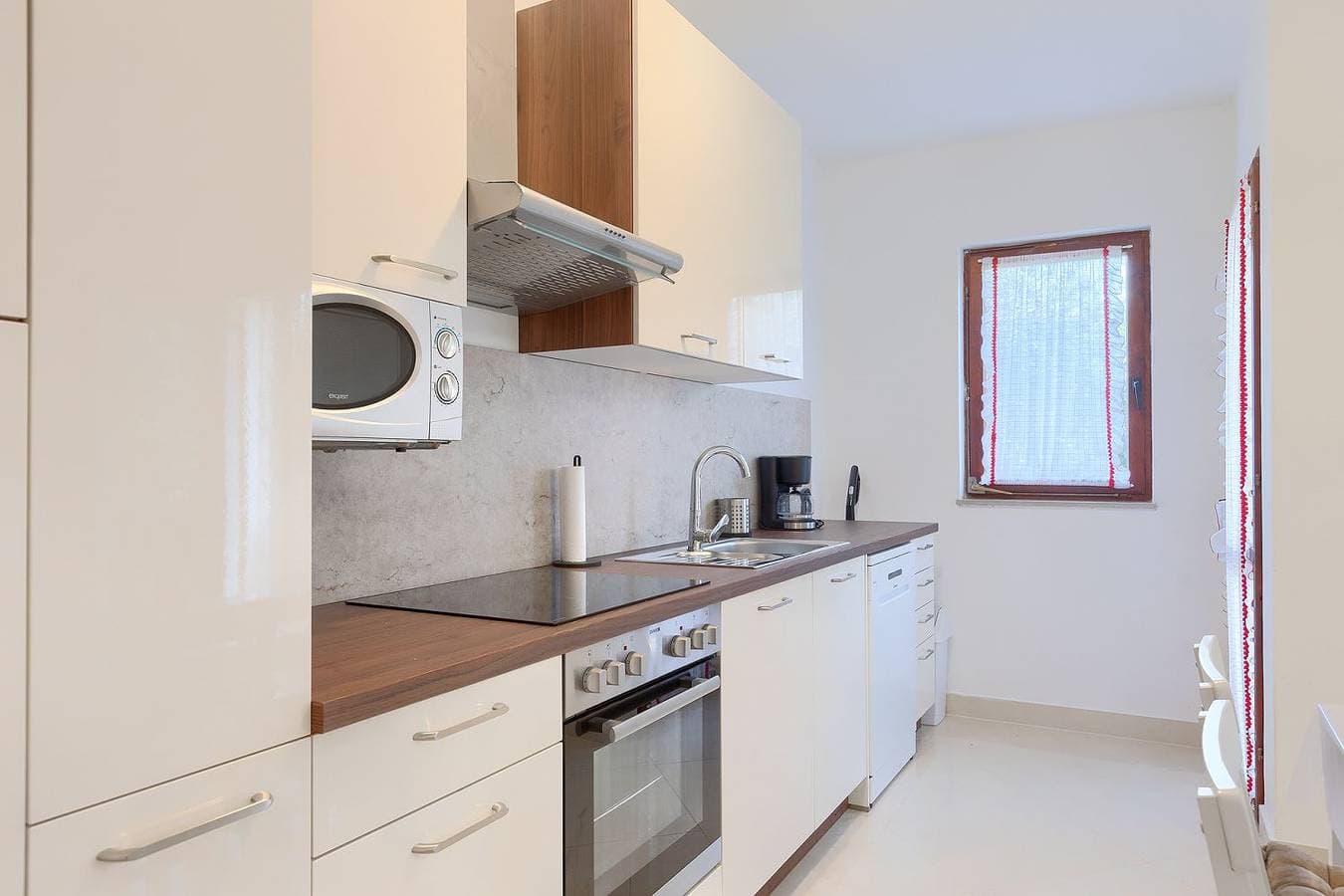 Foto 5 von 28: Ferienhaus mit großem Garten und viel Grün