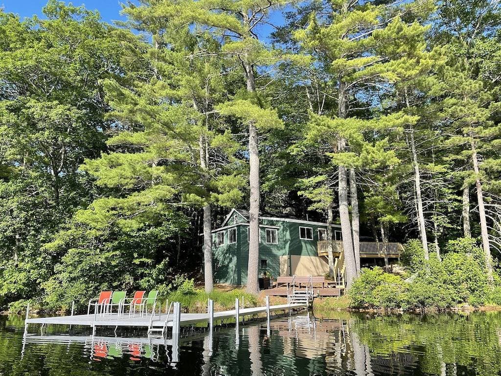 Foto 13 von 32: Cozy 100-year-old Maine camp, steps to Little Sebago Lake