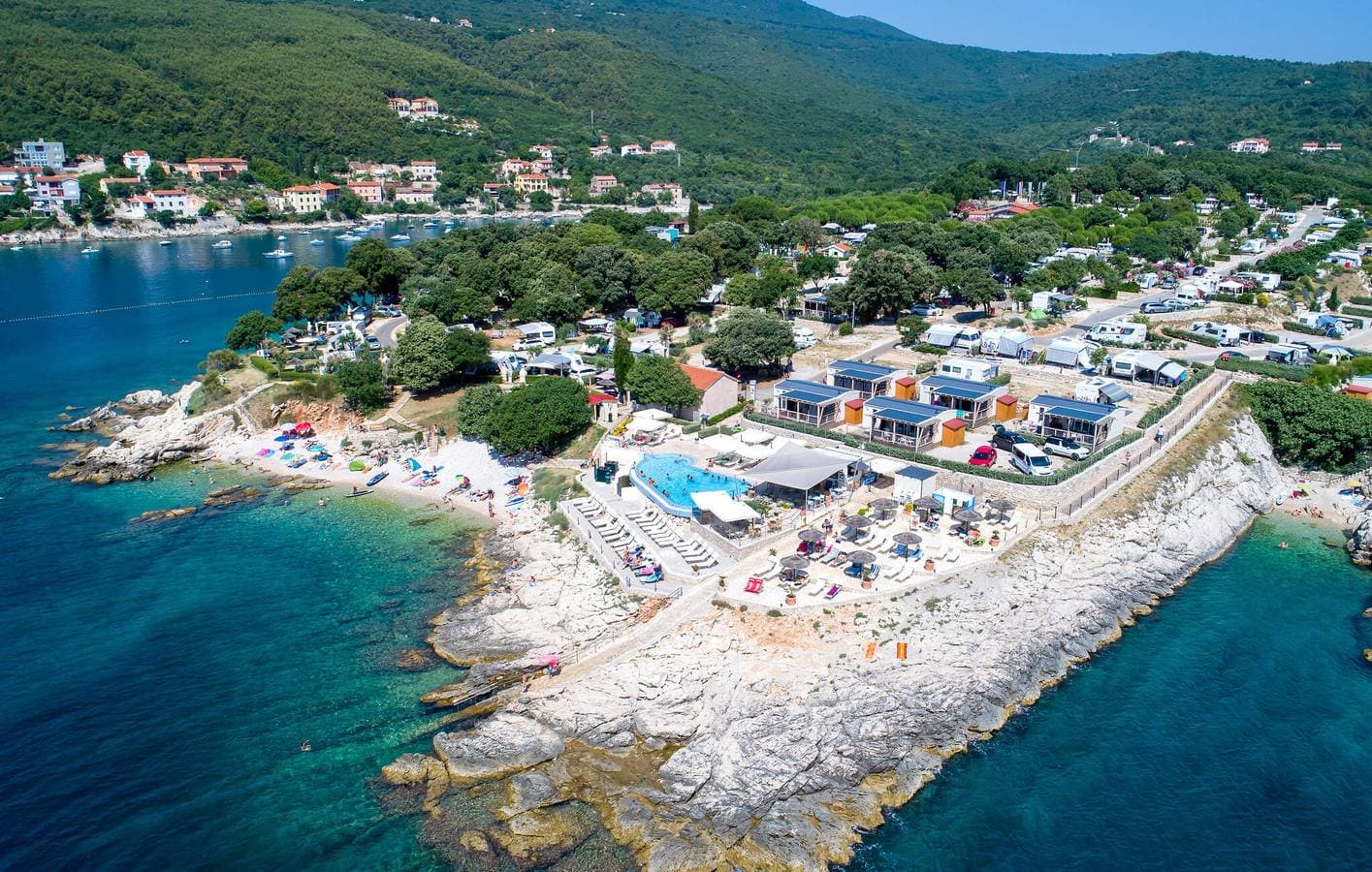 Reizendes Mobilheim mit Meerblick, Pool und WLAN – 2 km vom Strand entfernt 1