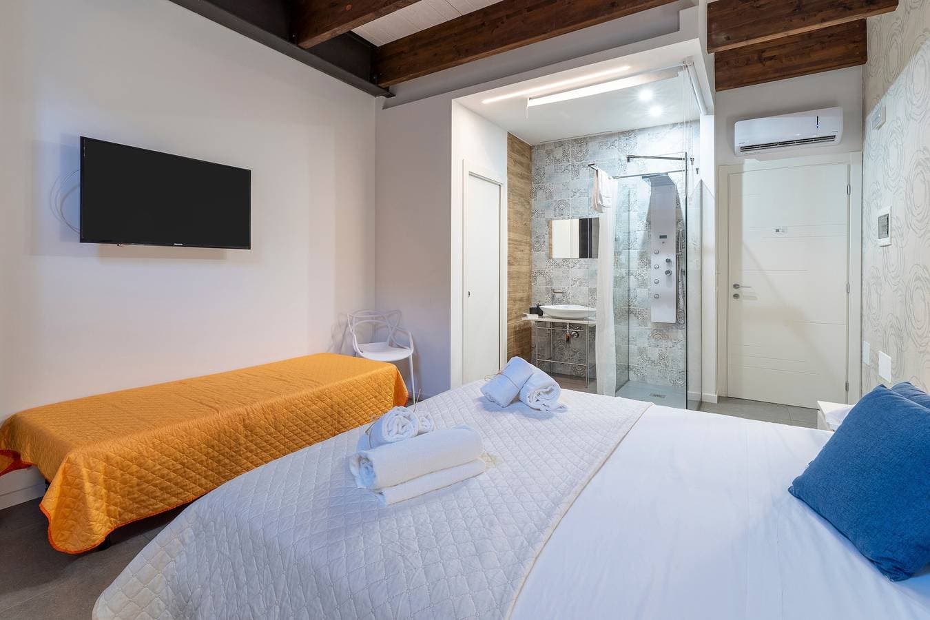 Foto 8 von 42: Zimmer 101 im "Le Saline Rooms Marzamemi" mit WLAN und Klimaanlage