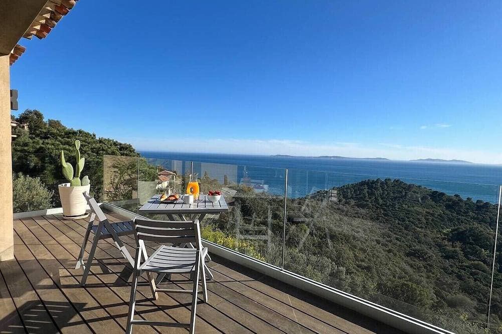 Large 2-room apartment with panoramic sea view 1