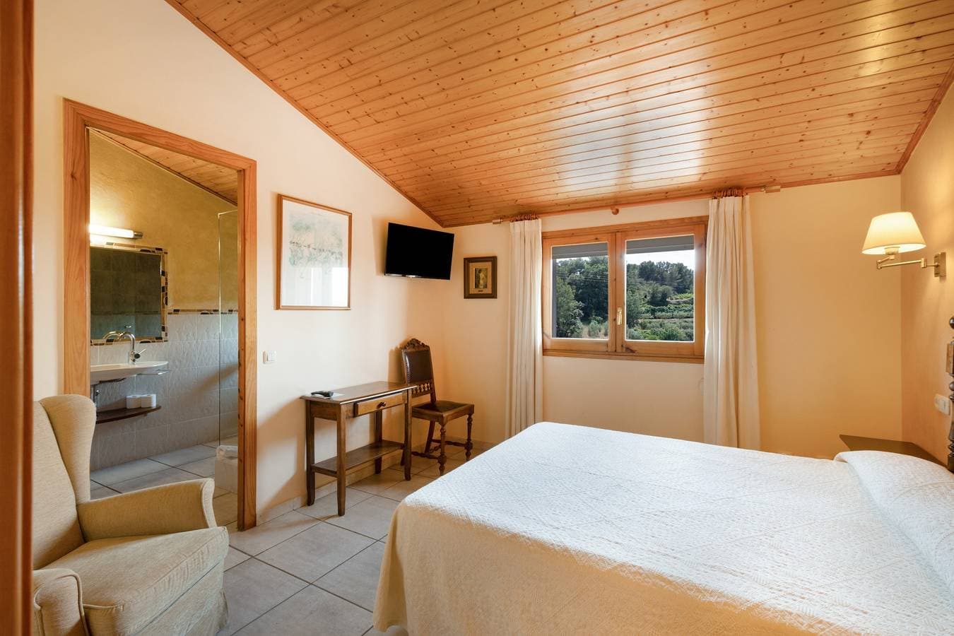 Foto 4 von 23: Zimmer mit Frühstück 'Ball De Bastons', Bergblick, WLAN & Klimaanlage