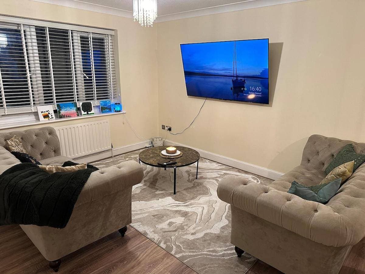 Charming 2 Bedroom Apartment FREE Parking! 1
