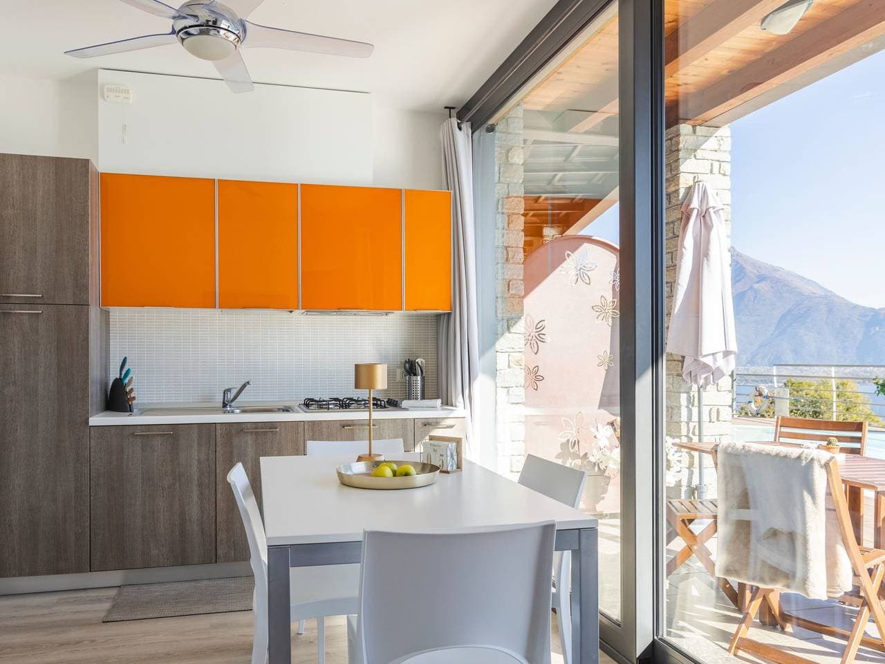 Foto 11 von 50: Wohnung mit Schwimmbad und fantastischem Seeblick