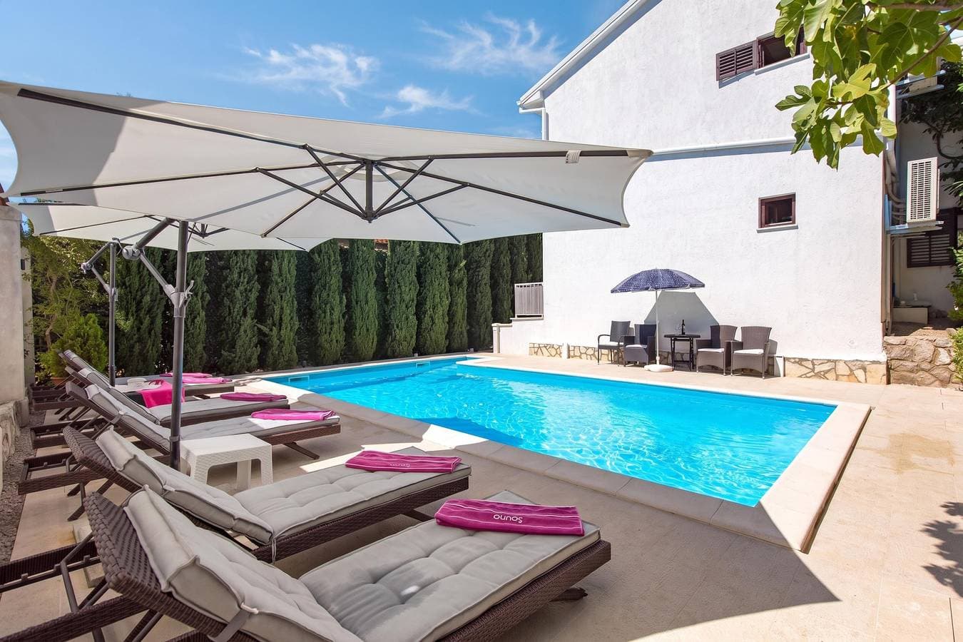 Foto 2 von 26: House Rose With Private Pool And Garden