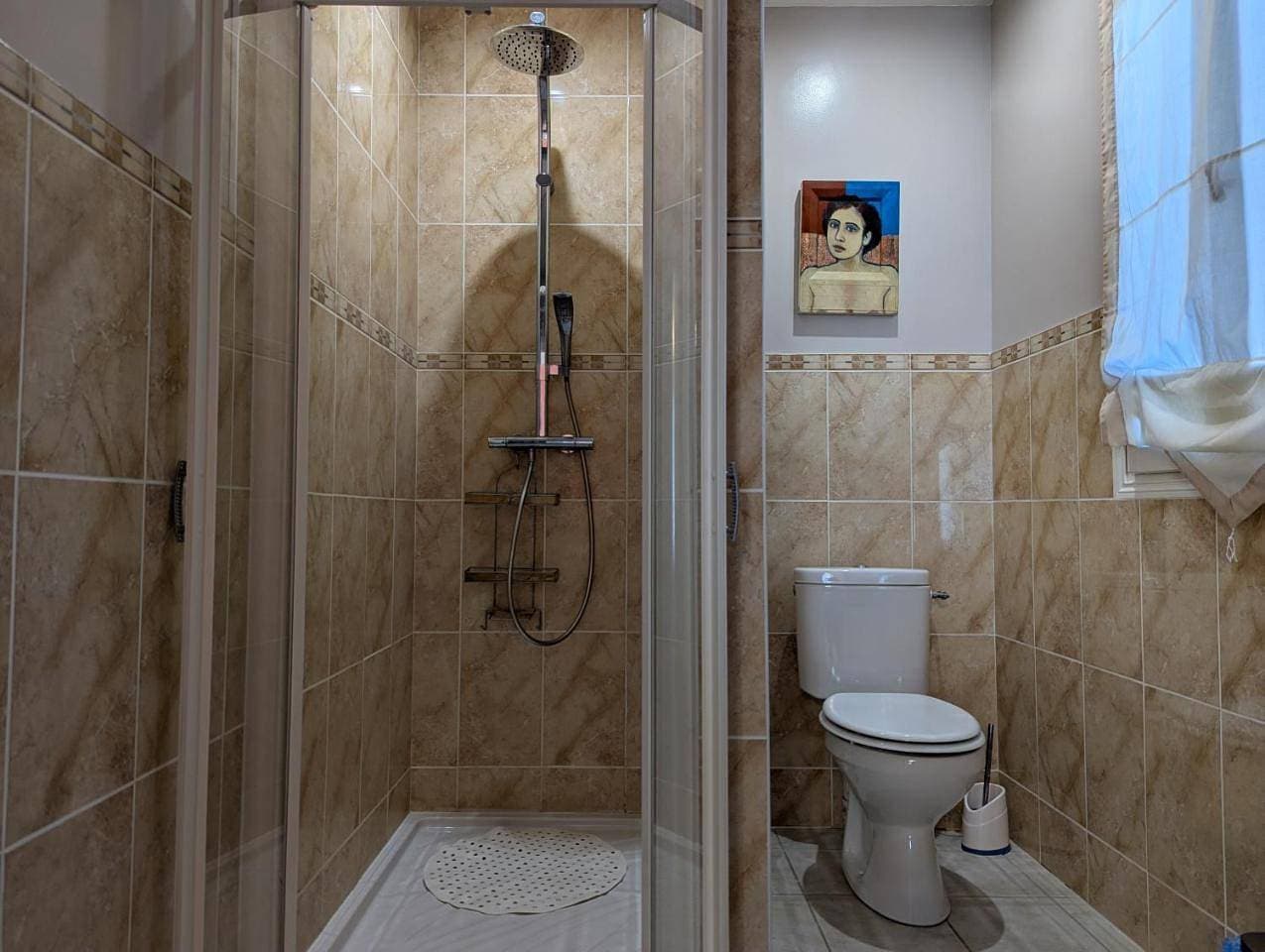 Foto 7 von 9: Family Room with Private Bathroom