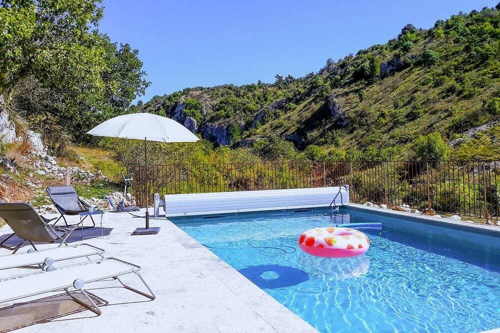 Atemberaubendes Haus in Gras mit privatem Swimmingpool, der sowohl drinnen als. 1