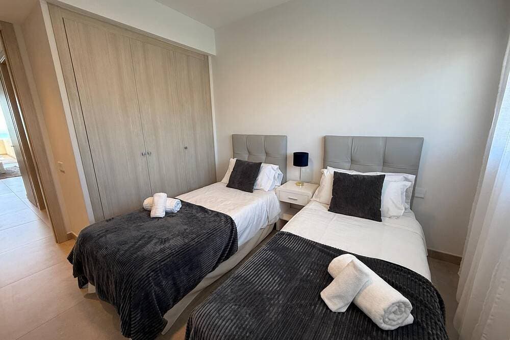 Foto 6 von 30: Wonderful sea views, super modern building with swimming pool and gym.