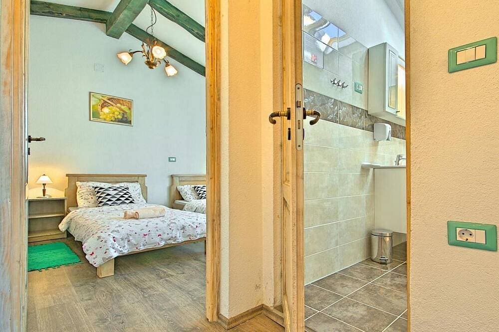 Foto 10 von 30: Atemberaubendes Haus in Tinjan mit privatem Swimmingpool, der sowohl drinnen.