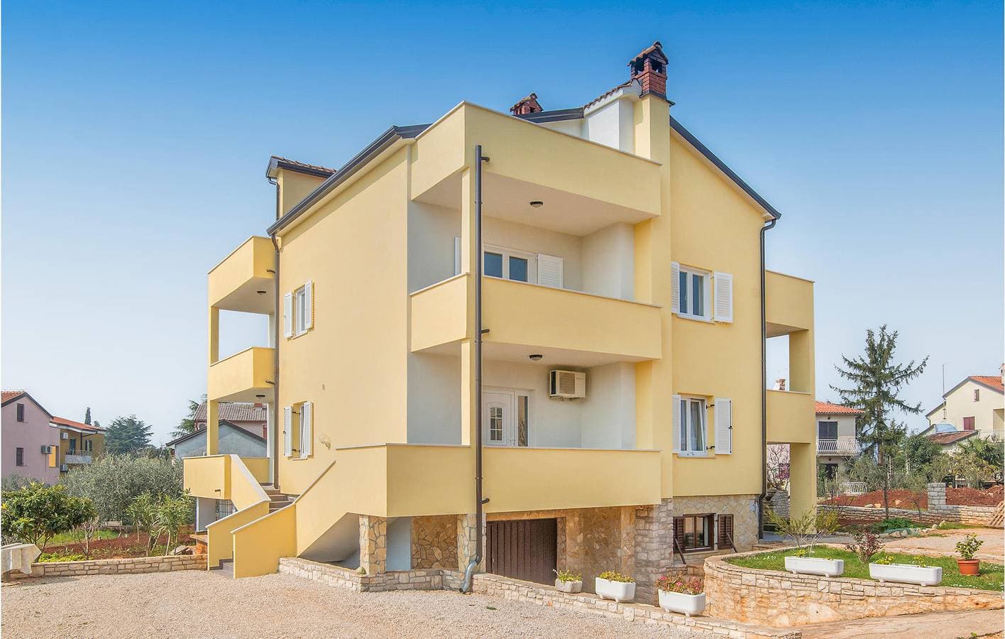 Charmantes Apartment: WLAN, Klimaanlage, Parkplatz und Terrasse in der Nähe der Küste und des Stadtzentrums 1