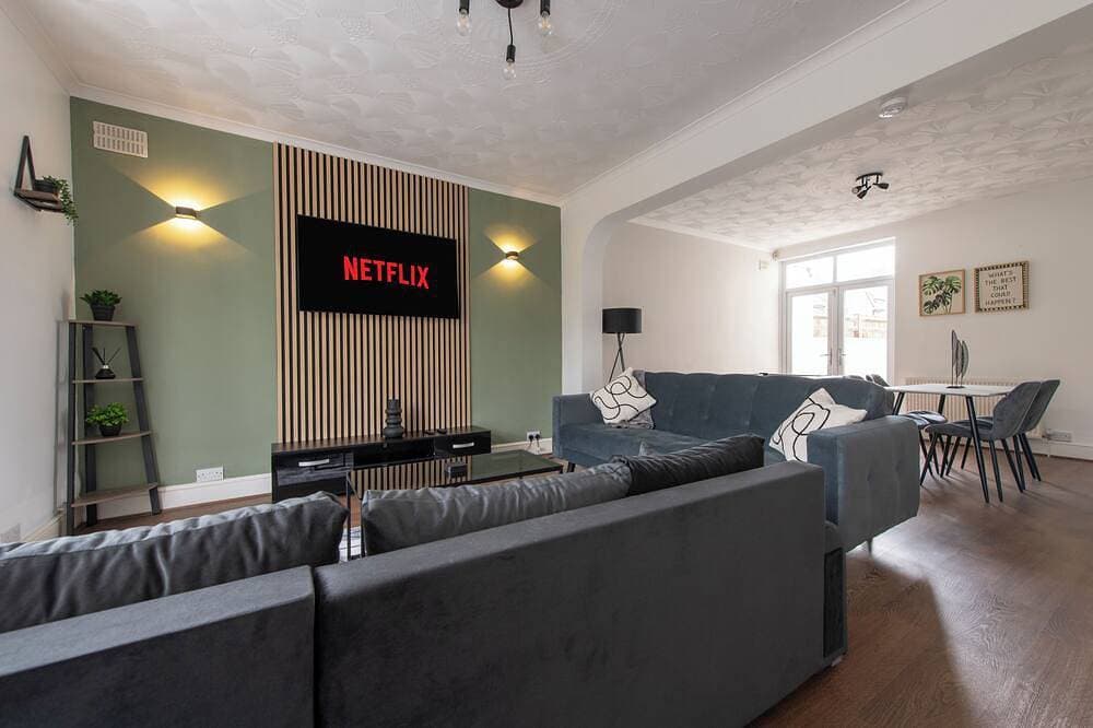 Modern 3-Bed | Sleeps 8 | Fast WiFi | Parking | Pool Table 1