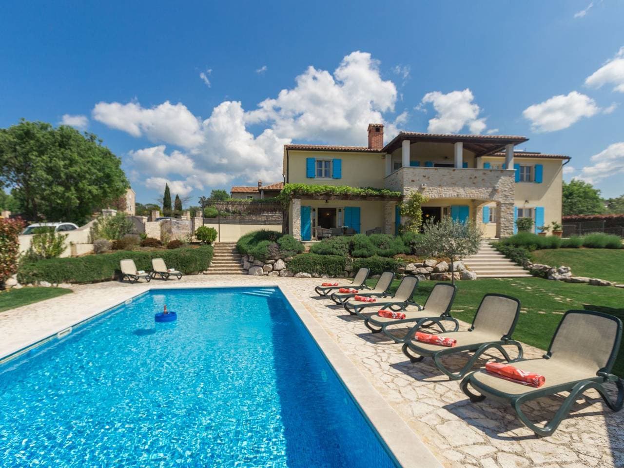 Foto 4 von 55: Villa mit Pool, Garten und Sommerküche