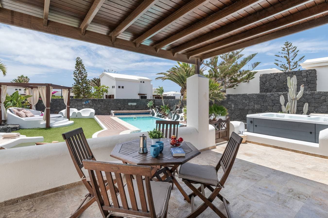Foto 5 von 30: Ferienvilla 'Faro Park mit privatem Pool', Bergblick, private Terrasse und WLAN