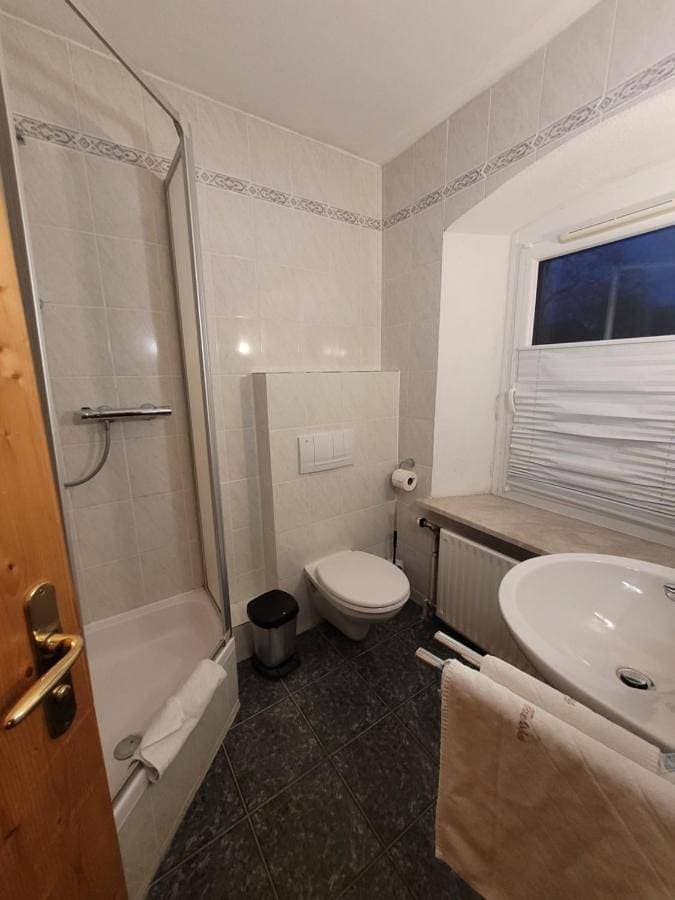 Foto 2 von 6: Double Room with Private Bathroom