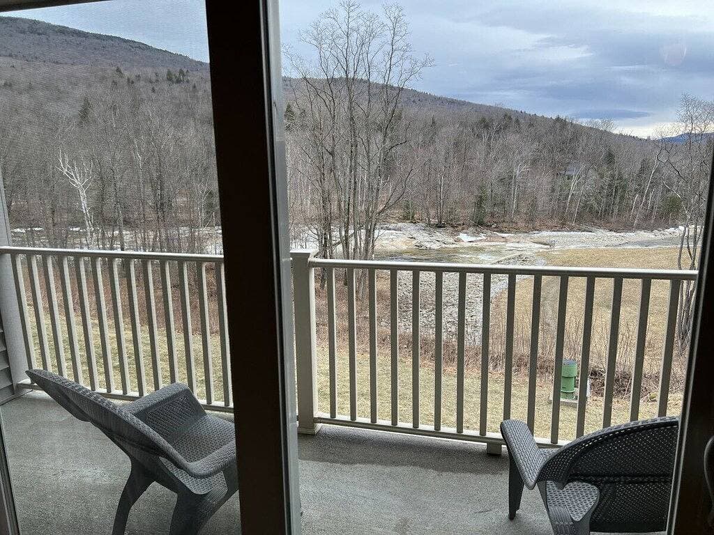 Foto 6 von 32: River & Loon View Studio | Remodeled Kitchen | Indoor Pool | Walk to Town