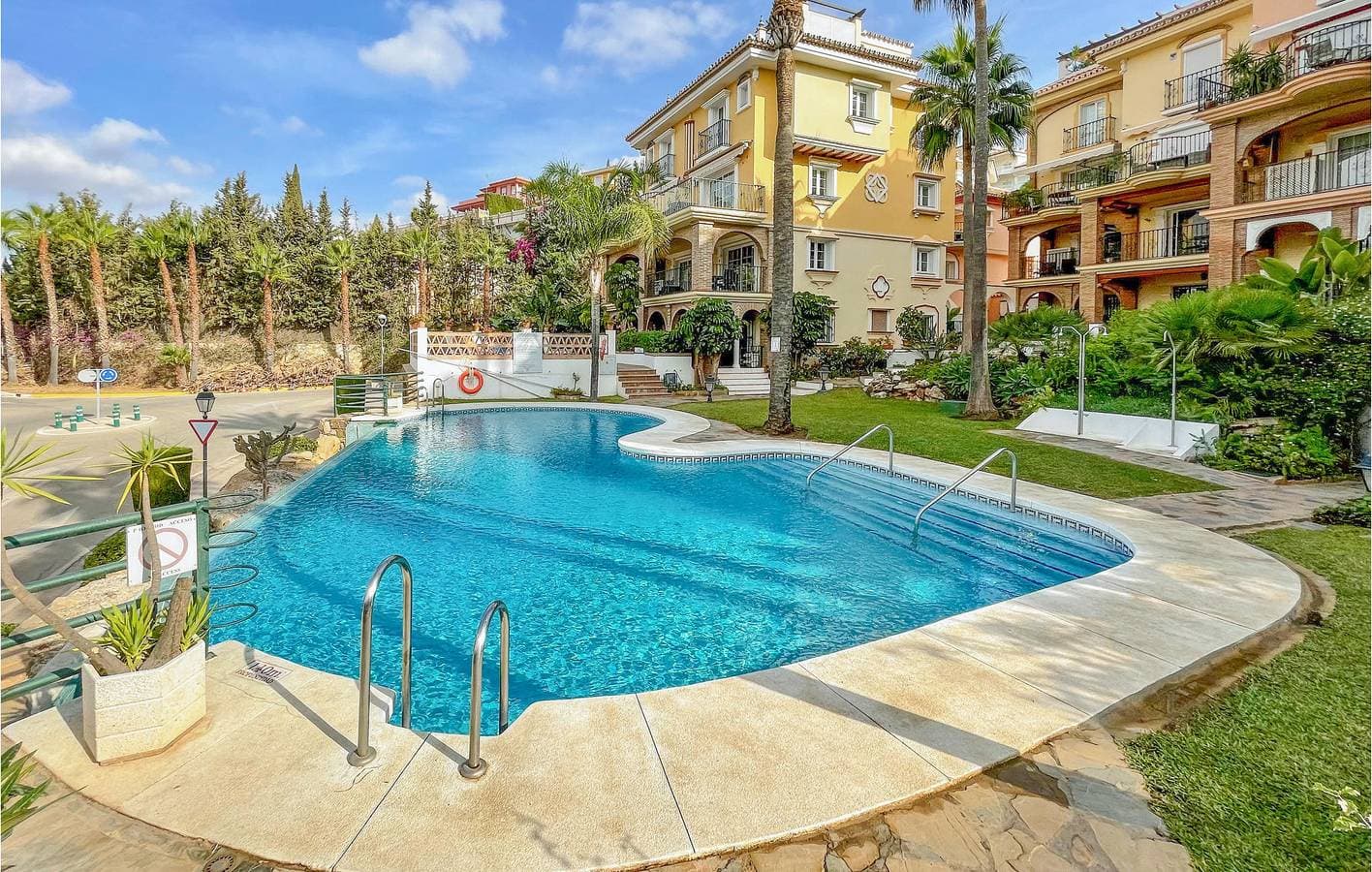 Foto 12 von 25: Apartment mit Meerblick, AC, Parkplatz und Pool.