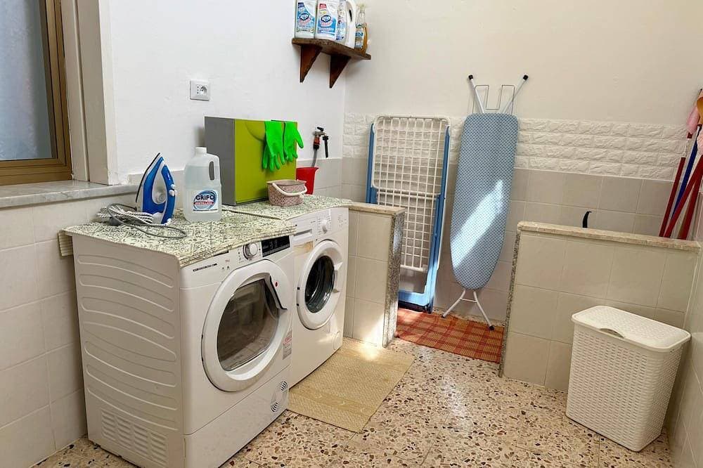 Foto 9 von 13: Small Brazil Home 1 minute from metro stop and 5 minutes from the beach