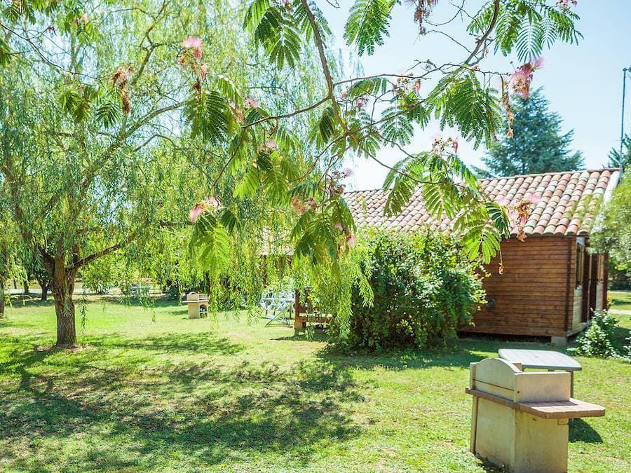 Foto 2 von 44: Les Chalets De Fiolles - Chalet 4 personen - Chalet Pmr Confort - 1 Schlafzimmer - Klimaanlage - TV - BBQ - Reinigung* - 35m2 + überdachte Terrasse von 14m2