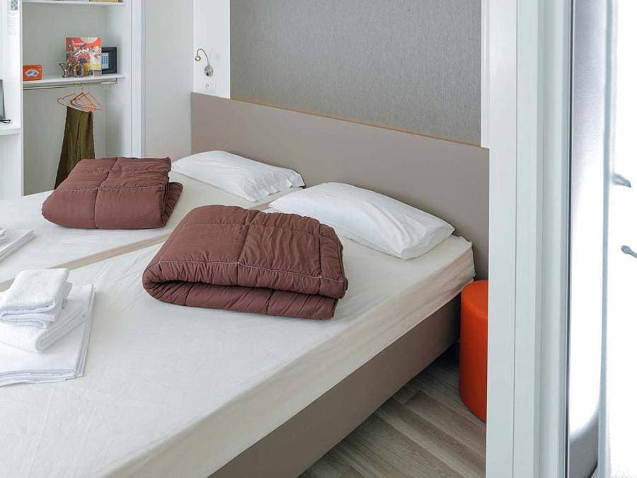 Foto 5 von 48: Hu Roma Camping in Town - Bungalow 3 personen - Deluxe