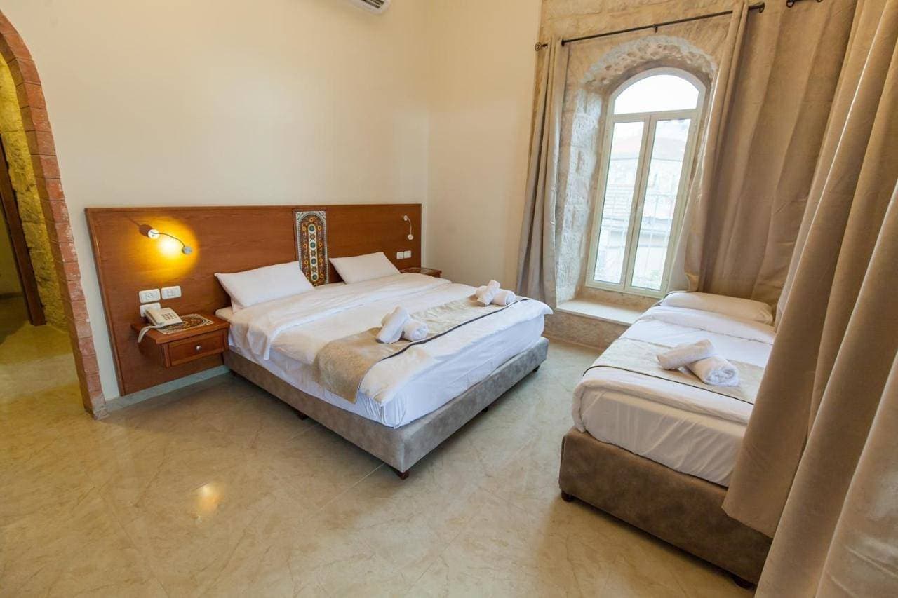 Foto 5 von 22: Family Room with Balcony (1 Double Bed + 1 Single Bed)