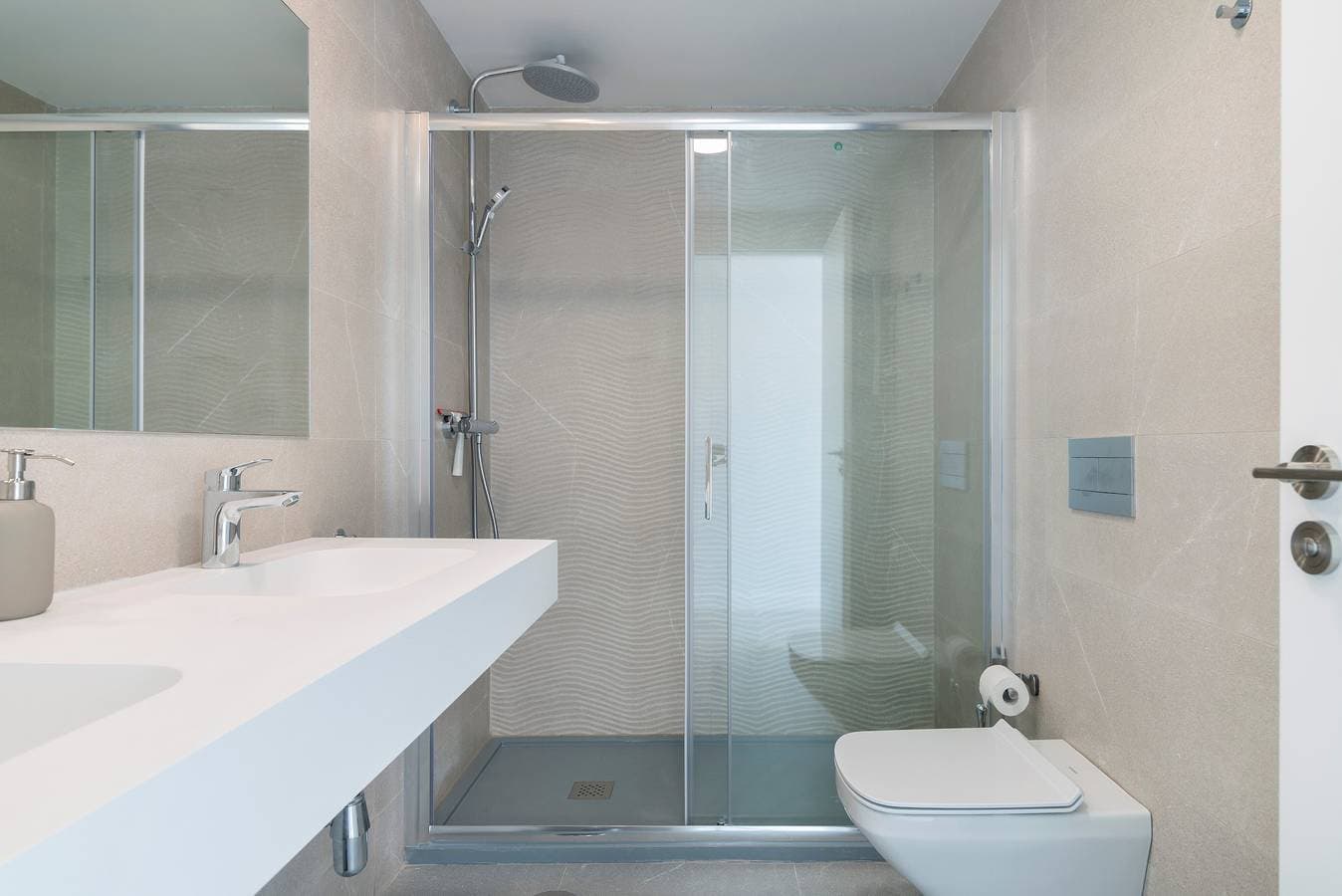 Foto 13 von 29: Zentrale Ferienwohnung mit Blick, gemeinschaftlich genutztem Pool und WLAN