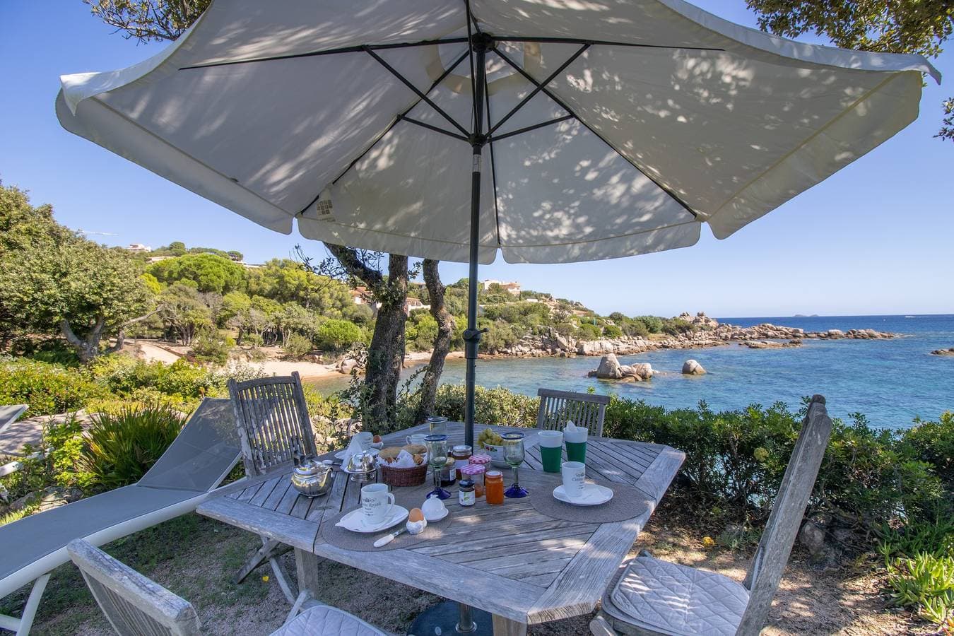 Foto 2 von 44: Villa A Cala d Oro mit Privatstrand, Garten mit Meerblick, WLAN und Klimaanlage