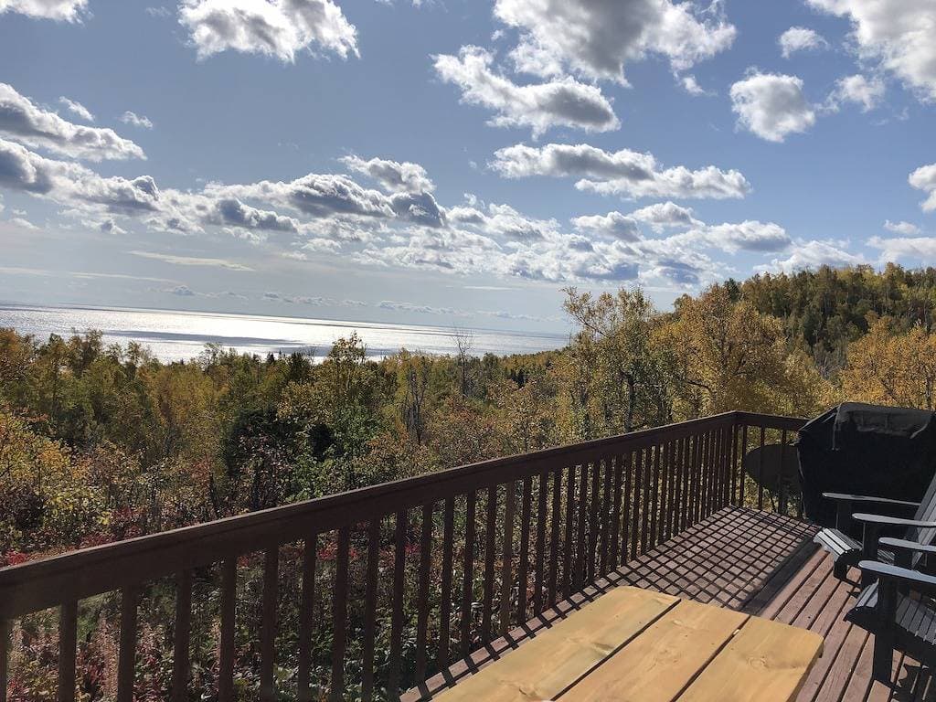 Foto 12 von 45: Superior View - 2 Schlafzimmer plus Dachboden, 2 Badezimmerkabinen mit Blick auf den See