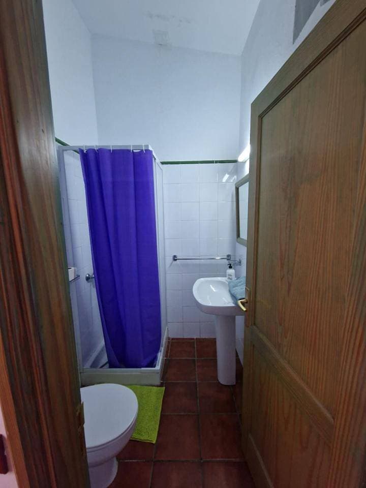 Foto 6 von 13: Twin Room with Private Bathroom