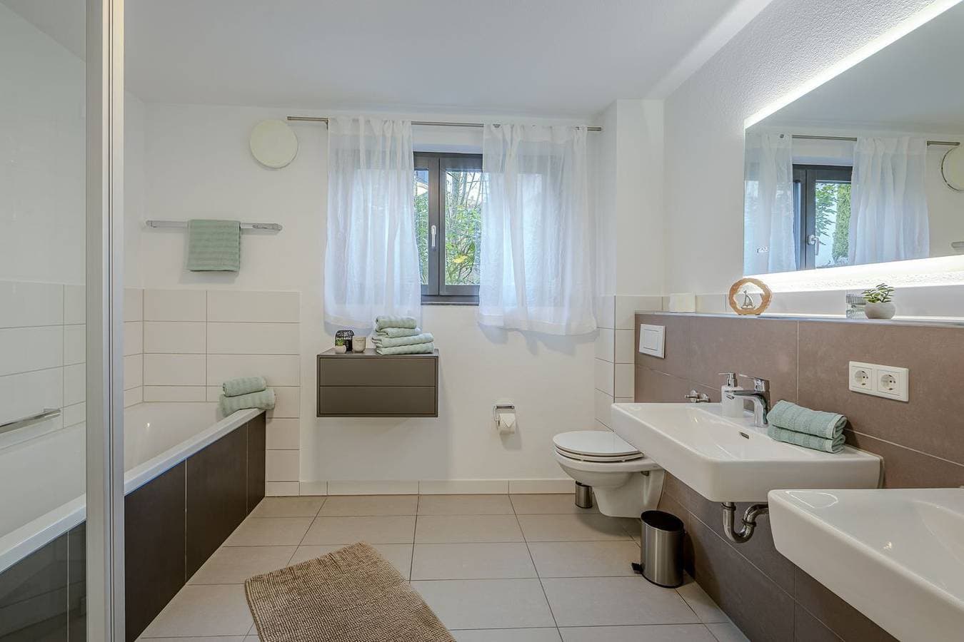 Foto 7 von 18: Seenahe große + sehr moderne Ferienwohnung Konny mit  überdachter Terrasse