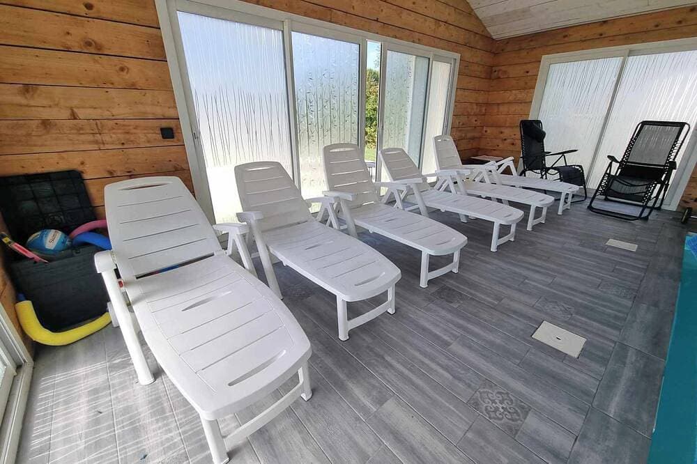 Foto 13 von 30: Vacation rental for 8 to 13 people with a heated indoor pool