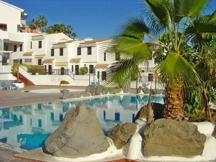 Ferienhaus mit Pool & Terrassen 1
