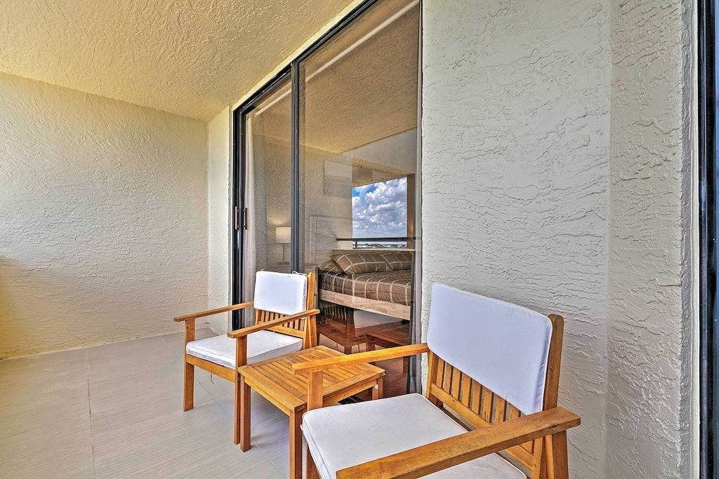 Foto 4 von 27: Modern Waterfront Hudson Condo w/ Resort Pool!