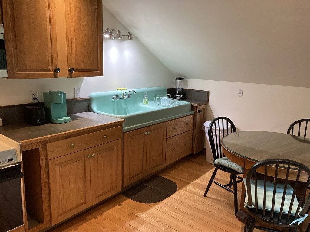 Quiet, spacious, private, beautiful views above art studio 1