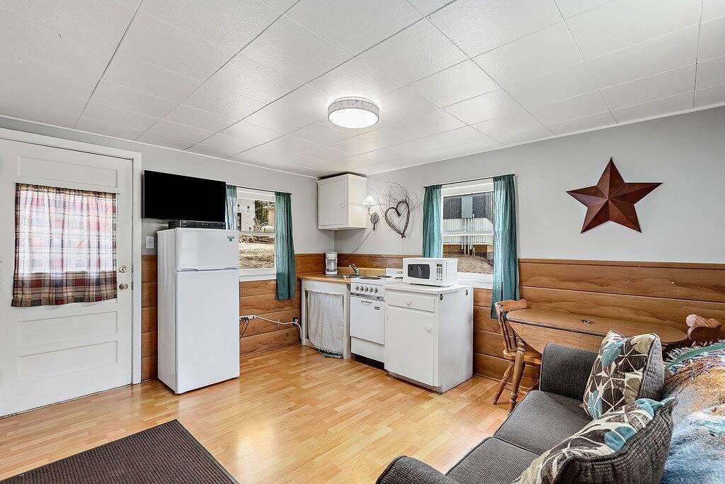 Foto 5 von 10: Super cute little cabin!