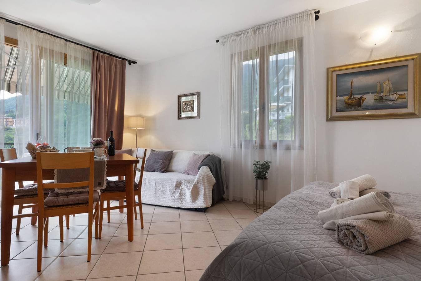 Foto 4 von 23: Studio-Apartment 'G and B Apartments Elena' mit Bergblick, Gemeinschaftspool und WLAN