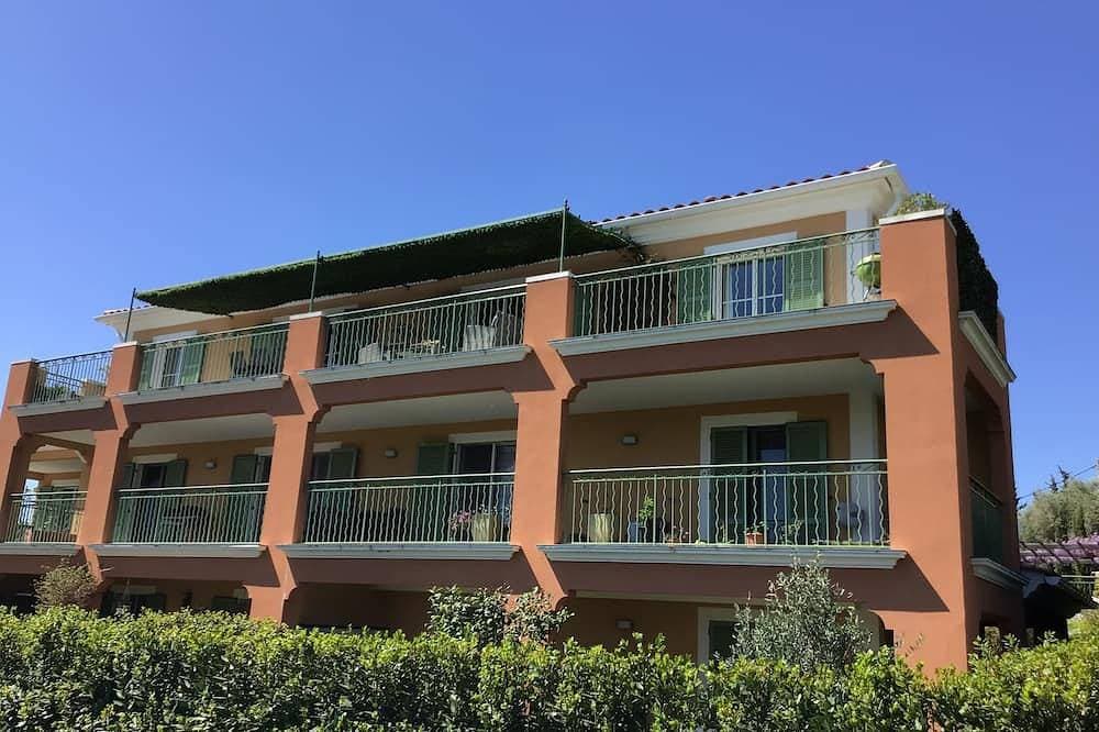 Spacious apartment in secure residence with swimming pool 1