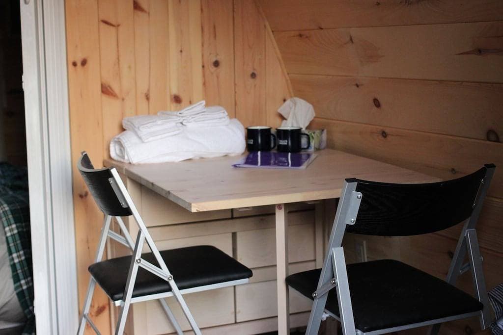 Foto 5 von 6: Puffin Pod Hike-In Sleeping Pod at Sally's Brook Off-Grid Luxury Cabins