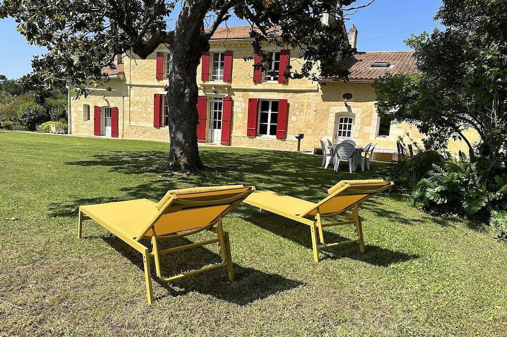 Einfamilienhaus in einem Weingut in Bordeaux mit Blick auf den Garten und die Weinberge 1