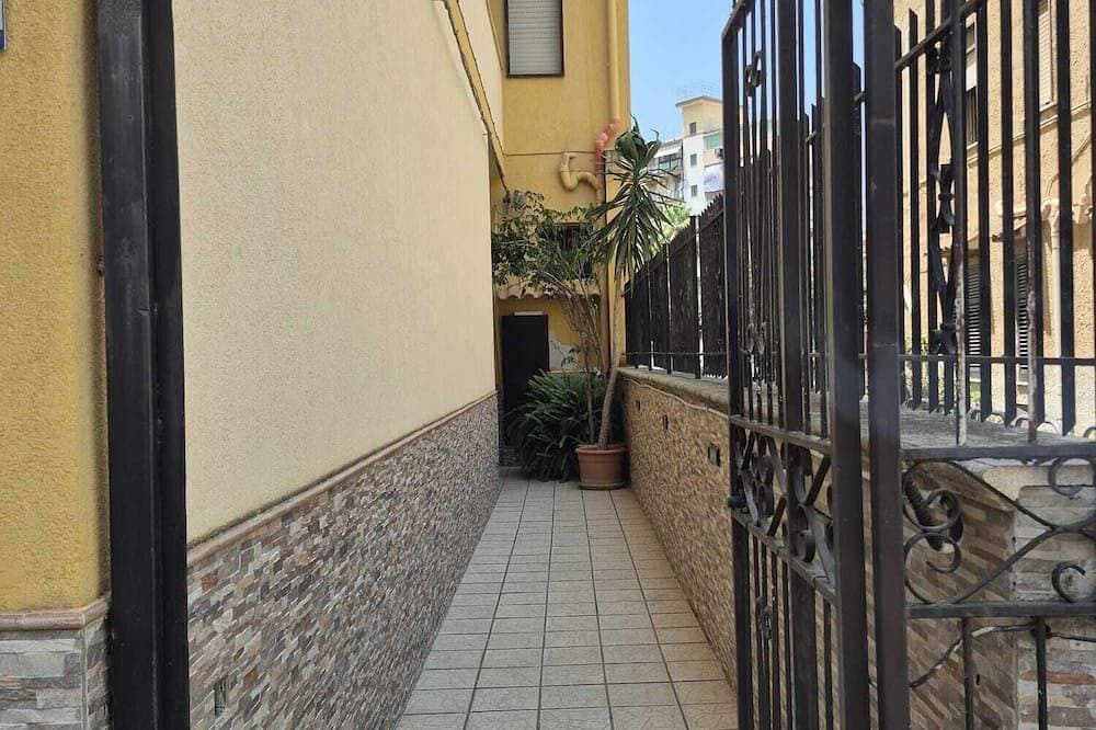 Foto 7 von 13: Small Brazil Home 1 minute from metro stop and 5 minutes from the beach