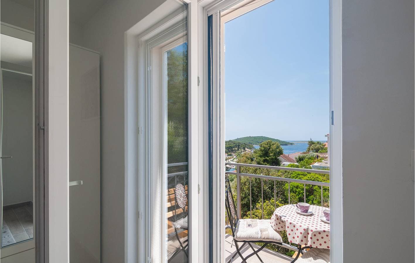 Foto 9 von 39: Gemütliche Ferienwohnung mit 2 Schlafzimmern, Pool und Terrasse, 400 m vom Zentrum von Maslinica entfernt